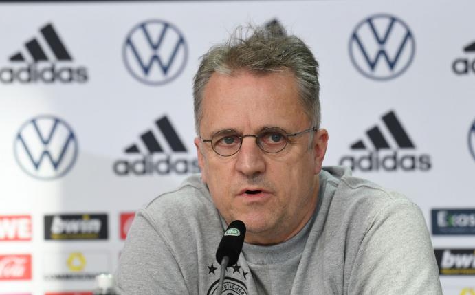 DFB-Arzt Tim Meyer gibt eine Pressekonferenz.