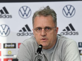 DFB-Arzt Tim Meyer gibt eine Pressekonferenz. DFB-Arzt Tim Meyer gibt eine Pressekonferenz.