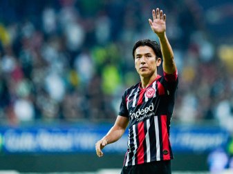 Frankfurts Makoto Hasebe winkt ins Publikum - und hängt bei der Eintracht noch ein Jahr dran. Frankfurts Makoto Hasebe winkt ins Publikum - und hängt bei der Eintracht noch ein Jahr dran.