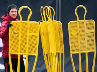 Bayern-Trainer Julian Nagelsmann steht während einer Trainingseinheit auf dem Übungsplatz. Bayern-Trainer Julian Nagelsmann steht während einer Trainingseinheit auf dem Übungsplatz.