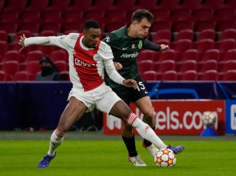 Ajax-Profi Ryan Gravenberch (l) soll beim FC Bayern auf der Wunschliste stehen. Ajax-Profi Ryan Gravenberch (l) soll beim FC Bayern auf der Wunschliste stehen.