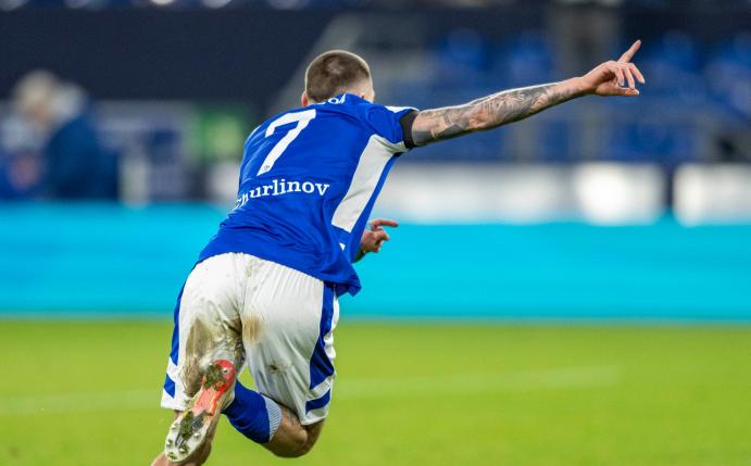 Der Schalker Darko Churlinov jubelt über seinen Treffer zum 2:0.