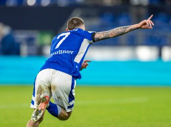 Der Schalker Darko Churlinov jubelt über seinen Treffer zum 2:0. Der Schalker Darko Churlinov jubelt über seinen Treffer zum 2:0.