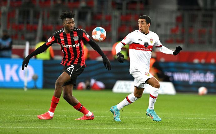 Der VfB setzt auf Tiago Tomas (r).