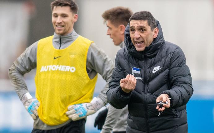 Trainer Tayfun Korkut (r) ruft seinem Team etwas zu beim Training von Hertha BSC.