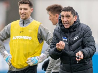 Trainer Tayfun Korkut (r) ruft seinem Team etwas zu beim Training von Hertha BSC. Trainer Tayfun Korkut (r) ruft seinem Team etwas zu beim Training von Hertha BSC.