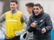 Trainer Tayfun Korkut (r) ruft seinem Team etwas zu beim Training von Hertha BSC.