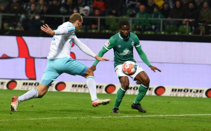 Stürmer Roger Assale (r) kam in dieser Saison bislang erst zu sechs Einsätzen für den SV Werder Bremen.