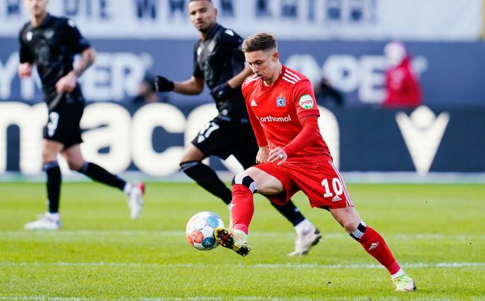 Hamburgs Sonny Kittel nimmt den Ball mit dem Außenrist des rechten Fußes an.