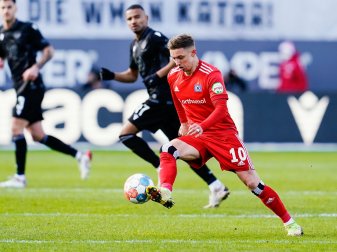 Hamburgs Sonny Kittel nimmt den Ball mit dem Außenrist des rechten Fußes an. Hamburgs Sonny Kittel nimmt den Ball mit dem Außenrist des rechten Fußes an.