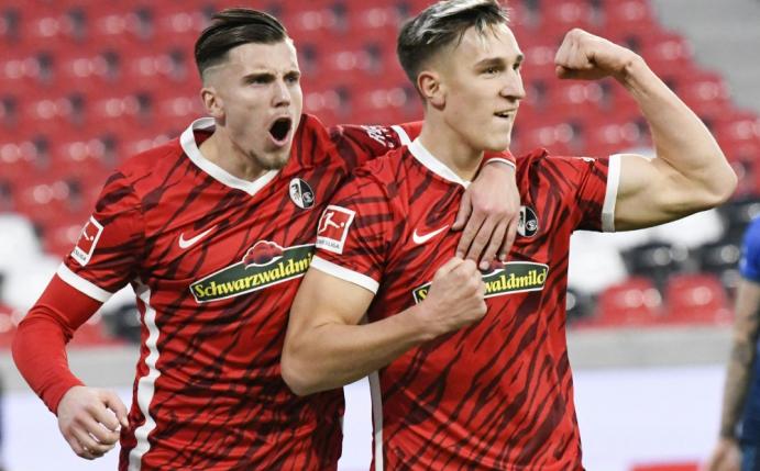 Nico Schlotterbeck macht das wichtige 2:1 für Freiburg