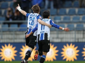 Bielefelds Torschütze Masaya Okugawa (r) feiert seinen Treffer mit Patrick Wimmer (l). Bielefelds Torschütze Masaya Okugawa (r) feiert seinen Treffer mit Patrick Wimmer (l).