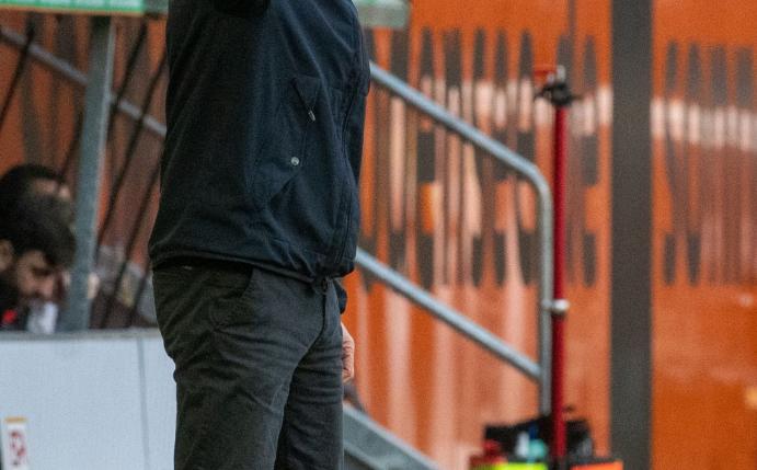 Freiburgs Trainer Christian Streich gibt beim FC Augsburg von der Seitenlinie Anweisungen.