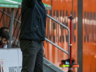 Freiburgs Trainer Christian Streich gibt beim FC Augsburg von der Seitenlinie Anweisungen. Freiburgs Trainer Christian Streich gibt beim FC Augsburg von der Seitenlinie Anweisungen.