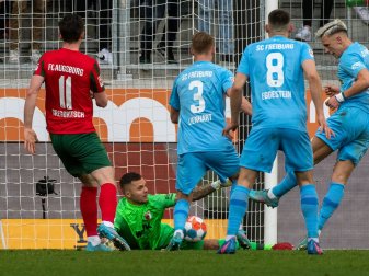 Augsburgs Michael Gregoritsch (l) und Torwart Rafal Gikiewicz können das 1:2 durch Freiburgs Nico Schlotterbeck (r) nicht verhindern. Augsburgs Michael Gregoritsch (l) und Torwart Rafal Gikiewicz können das 1:2 durch Freiburgs Nico Schlotterbeck (r) nicht verhindern.