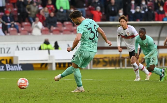 Bochums Eduard Löwen verwandelt den Elfmeter zum 1:1 beim VfB Stuttgart.