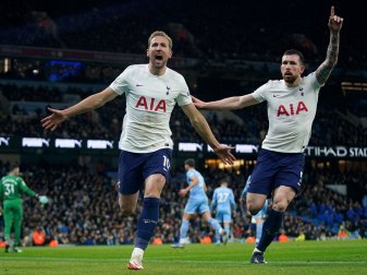 Harry Kane (l) und Pierre-Emile Hojbjerg von Tottenham Hotspur feiern das Tor zum 2:1 gegen Manchester City. Harry Kane (l) und Pierre-Emile Hojbjerg von Tottenham Hotspur feiern das Tor zum 2:1 gegen Manchester City.