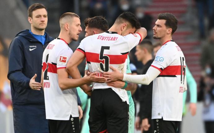 Nach der Niederlage gegen den VfL Bochum brauchten die Stuttgarter Spieler Zuspruch.