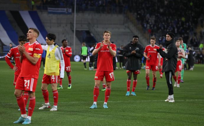 Unions Spieler bedanken sich nach der Niederlage in Bielefeld für die Unterstützung der mitgereisten Fans.