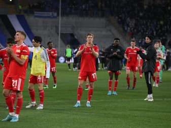 Unions Spieler bedanken sich nach der Niederlage in Bielefeld für die Unterstützung der mitgereisten Fans. Unions Spieler bedanken sich nach der Niederlage in Bielefeld für die Unterstützung der mitgereisten Fans.
