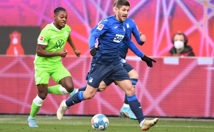 Hoffenheims Andrej Kramaric (r) versenkt gegen Wolfsburg den entscheidenden Treffer zum 2:1.