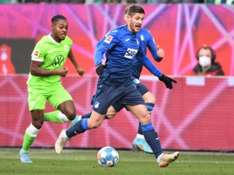 Hoffenheims Andrej Kramaric (r) versenkt gegen Wolfsburg den entscheidenden Treffer zum 2:1. Hoffenheims Andrej Kramaric (r) versenkt gegen Wolfsburg den entscheidenden Treffer zum 2:1.
