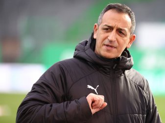Der Fürther Sportdirektor Rachid Azzouzi steht vor Spielbeginn auf dem Platz. Der Fürther Sportdirektor Rachid Azzouzi steht vor Spielbeginn auf dem Platz.