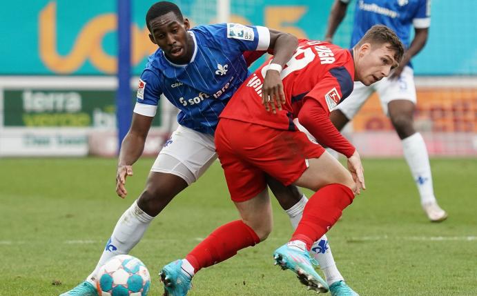 Frank Ronstadt (l) vom SV Darmstadt 98 im Zweikampf mit dem Rostocker John Verhoek.