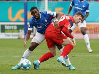 Frank Ronstadt (l) vom SV Darmstadt 98 im Zweikampf mit dem Rostocker John Verhoek. Frank Ronstadt (l) vom SV Darmstadt 98 im Zweikampf mit dem Rostocker John Verhoek.