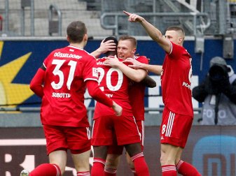 Der Düsseldorfer Torschütze zum 1:0, Rouwen Hennings (3.v.l), jubelt mit den Mannschaftskameraden Marcel Sobottka, Khaled Narey und Jakub Piotrowski. Der Düsseldorfer Torschütze zum 1:0, Rouwen Hennings (3.v.l), jubelt mit den Mannschaftskameraden Marcel Sobottka, Khaled Narey und Jakub Piotrowski.
