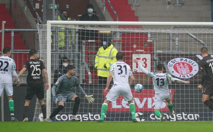 Hannovers Dominik Kaiser (2.v.r) trifft zum 1:0 beim FC St. Pauli.