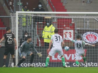Hannovers Dominik Kaiser (2.v.r) trifft zum 1:0 beim FC St. Pauli. Hannovers Dominik Kaiser (2.v.r) trifft zum 1:0 beim FC St. Pauli.