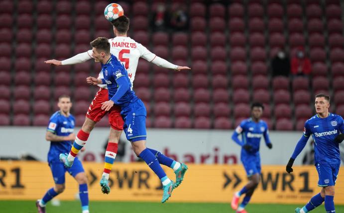 Leverkusens Patrik Schick (l) erlitt beim Spiel gegen den FSV Mainz 05 einen Muskelfaserriss.