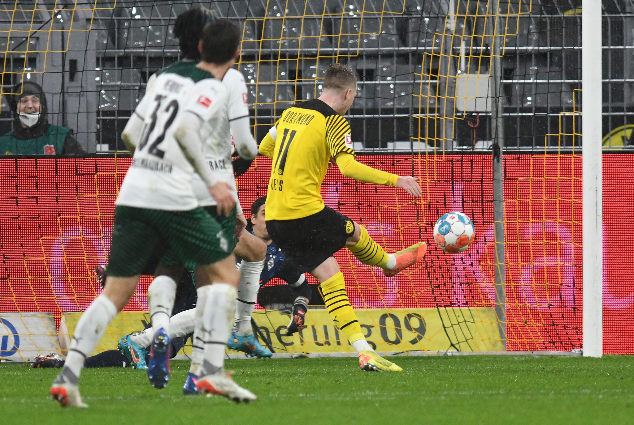 BVB-Kapitän Marco Reus (r) traf zum 1:0.