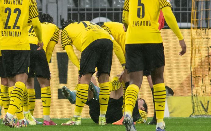 Giovanni Reyna musste verletzt ausgewechselt werden.