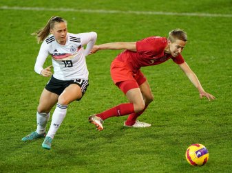 Klara Buhl (l) im Laufduell mit der Kanadierin Quinn. Klara Buhl (l) im Laufduell mit der Kanadierin Quinn.