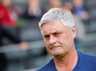 Armin Veh sitzt gegen Köln zum 300. Mal als Trainer auf einer Bundesligabank. Foto: Fredrik von Erichsen Armin Veh sitzt gegen Köln zum 300. Mal als Trainer auf einer Bundesligabank. Foto: Fredrik von Erichsen
