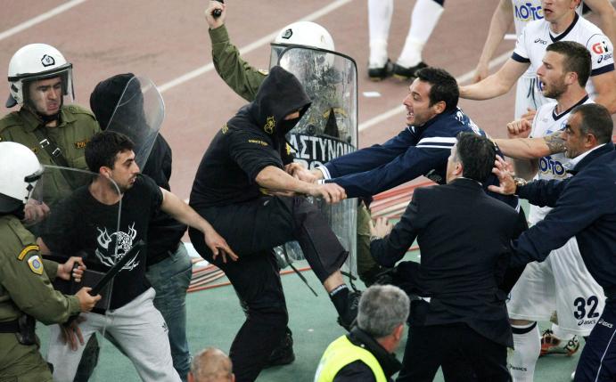 Aufgrund erhöhter Gewaltbereitschaft und dem Tod einen jungen Fußballfans lässt Griechenland hunderte Fußball-Fanclubs schließen.
