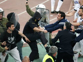 Aufgrund erhöhter Gewaltbereitschaft und dem Tod einen jungen Fußballfans lässt Griechenland hunderte Fußball-Fanclubs schließen. Aufgrund erhöhter Gewaltbereitschaft und dem Tod einen jungen Fußballfans lässt Griechenland hunderte Fußball-Fanclubs schließen.