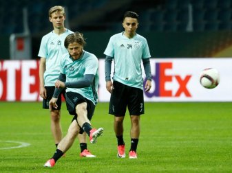 Ajax entschädigt Nouri (r.) und seine Familie Ajax entschädigt Nouri (r.) und seine Familie