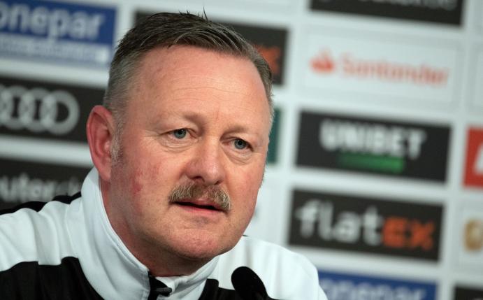 Gladbach-Sportchef Roland Virkus stärkt Trainer Adi Hütter den Rücken.