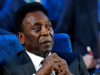 Die brasilianische Fußball-Legende Pelé muss länger im Krankenhaus bleiben. Die brasilianische Fußball-Legende Pelé muss länger im Krankenhaus bleiben.