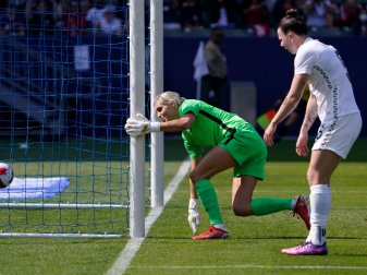 Die neuseeländische Fußballerin Meikayla Moore (r) produzierte drei Eigentorel. Die neuseeländische Fußballerin Meikayla Moore (r) produzierte drei Eigentorel.