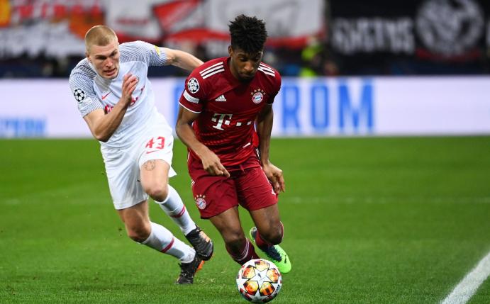 Bayern-Profi Kingsley Coman (r) ist noch im individuellen Training.