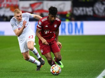 Bayern-Profi Kingsley Coman (r) ist noch im individuellen Training. Bayern-Profi Kingsley Coman (r) ist noch im individuellen Training.