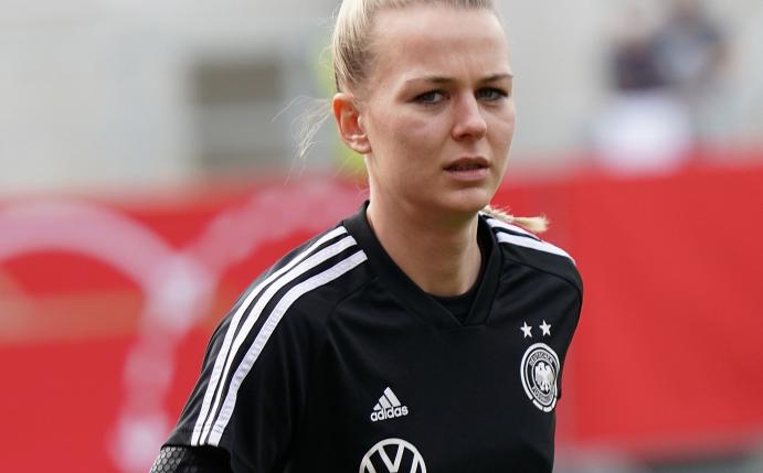 Stammkeeperin Merle Frohms will die englischen Fans mit ihrem Team «ein bisschen zum Schweigen bringen».