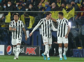 Dusan Vlahovic (M) von Juventus Turin jubelt nach seinem Tor zum 1:0 beim FC Villarreal. Dusan Vlahovic (M) von Juventus Turin jubelt nach seinem Tor zum 1:0 beim FC Villarreal.