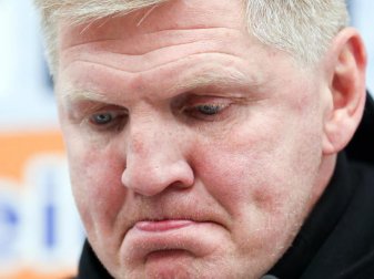 Auch nach neun Spielen ohne Sieg will Paderborns Trainer Stefan Effenberg nicht aufgeben. Foto: Friso Gentsch Auch nach neun Spielen ohne Sieg will Paderborns Trainer Stefan Effenberg nicht aufgeben. Foto: Friso Gentsch