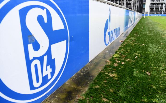 Das Logo des russischen Energieunternehmens Gazprom ist beim FC Schalke 04 allgegenwärtig.