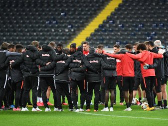 Die Spieler von Red Bull Salzburg bilden beim Training einen Kreis. Die Spieler von Red Bull Salzburg bilden beim Training einen Kreis.